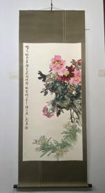 唐玉润（1924—2015），字秋山，书画家，1924年生于古都咸阳，后移居郑州商城，现为中国书法家协会会员，中国老年书法家协会理事，河南美学学会理事，并兼任郑州大学、山东大学、郑州教育学院教授等职。其书画作品曾在中国美术馆及日本、美国、新加坡等地展出。早年曾习工笔，50年代又师承任伯年、吴昌硕、陈半丁、齐白石等大家，画风为之一新。先生的花鸟画以牡丹著称，素有“唐牡丹”之誉。