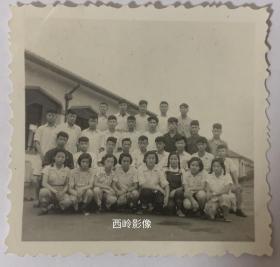 【老照片】1954年7月华东速成实验学校全体团员（18支部）— 校简史：成立于1952年，是一所工农速成中学，校址在上海市虹口区西体育会路441号，1954年易名上海同济大学附属工农速成中学，1958年改为同济工农预科。1963年1月改为同济大学附属中学。【同济大学胡柏青旧藏系列】