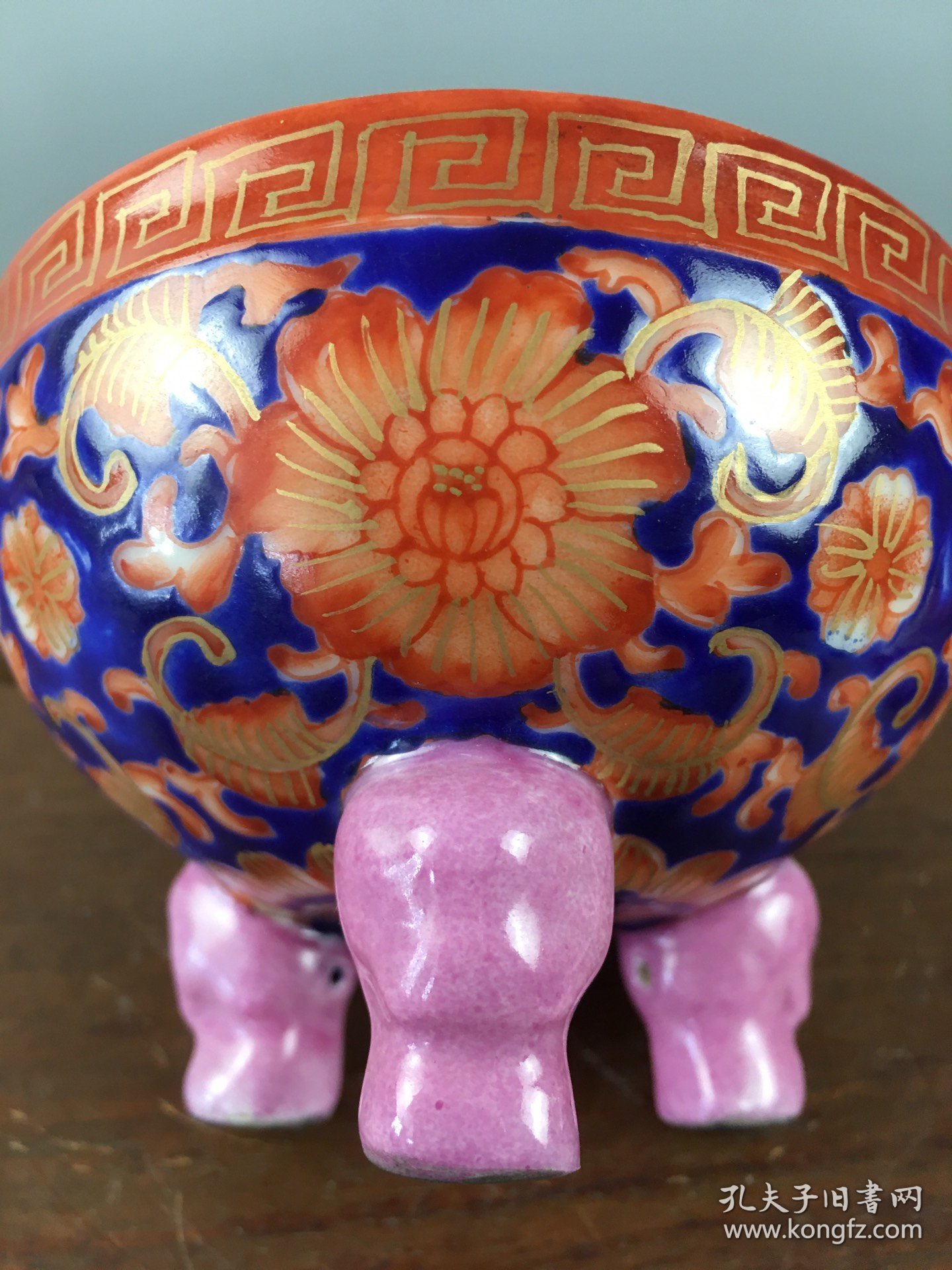 珐琅彩熏香炉一个，纯手工绘画，包浆自然，保存完整。细节如图