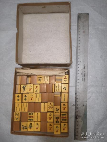 民国或解放初麻将  材质两层 背面 一层是竹  另一层不认识  自鉴
