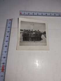 徐州---老照片---《军人集体戴毛主席像章----在淮海战役纪念碑前----合影》！