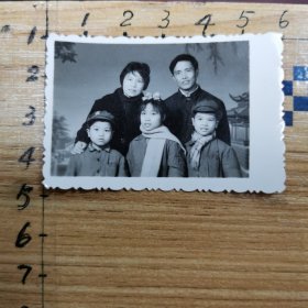 老照片：一家5人全家福（女儿扎头结围围巾、小儿子戴军帽）、70年代、尺寸：5.9×3.9cm