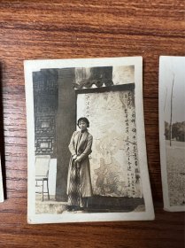 美女老照片9张，在烟雨楼前 ，公园里等
