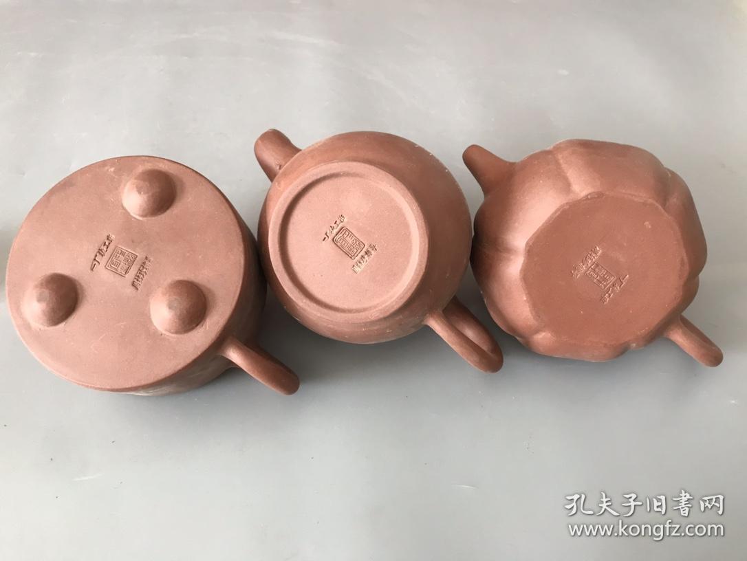 旧藏：老紫砂壶
简介：下乡收到库存老紫砂壶 纯手工制作 制作精细 品相完整，标的是单个价钱