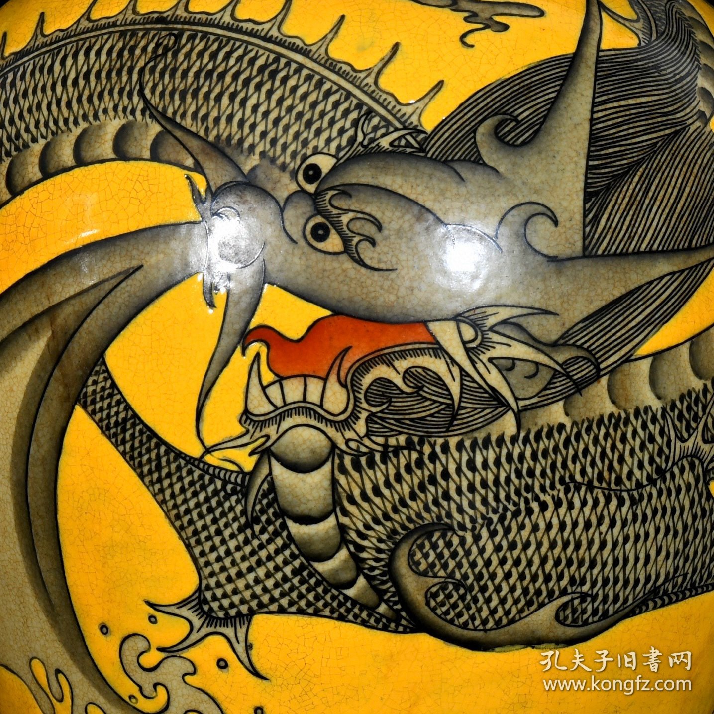 清乾隆黄地墨彩龙纹梅瓶一对；33.5x22厘米