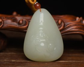 和田玉弥勒佛 规格: 5.0×3.7×1.6厘米，重 39克。 玉质温润细腻，沁色自然，刀功老道，皮壳包浆一流，雕刻生动，线条流畅，品相完美！