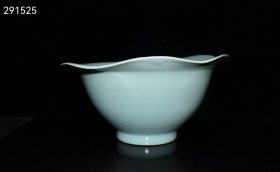 珍藏宋代龙泉釉花边大碗