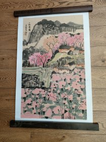 魏淑芹，字慕雨，1977年出生于山东济南，现居北京，本硕均毕业于中央美院中国画学院。现为中国美术家协会会员，中国女画家协会会员，中国人民大学继续教育学院特聘教授，国家画院何加林工作室画家，北京文化发展基金会特聘画家等。画芯尺寸:46.5x76(cm)，己托底，手绘保真。(45137#)