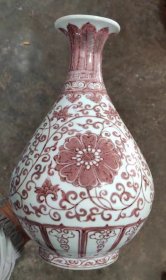 釉里红缠枝莲纹花瓶