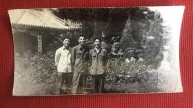 三名男子在北京香山公园留影老照片