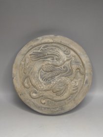 汉代龙纹瓦当！！！屋檐之美｜龙纹瓦当 汉代，尺寸：直径15.5cm，厚1.8cm，陶制。此瓦当整体协调，作昂扬状空腹屈曲后向上张扬而与龙尾相接，产生了规律性明显节奏，麟片在躯体中作部分点缀刻画，形成虚实相间的变化层次，使龙在圆形中浑然一体，可陈设于案头书房欣赏，历史艺术价值极高。