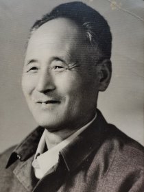 50年代天津鼎章照相馆拍摄工农干部肖像照。鼎章成立于1912年。鼎章照相馆服务过孙中山和黎元洪等名人。1931年在辽宁路设分店。特殊时期改名天津东方红照相馆。