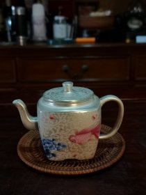 养身从使用银器茶具开始。**时期七十年代 包银中号方器茶壶。 方器制作难度大，有宁做十圆，不做一方之说。最后一把包银方壶，是一把可以收藏的佳作珍品。广交天下爱茶友，不图暴利赚快钱！