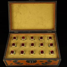 旧藏下乡红宝石戒指一盒
一套重1635克  盒子长32厘米  宽20厘米  高12厘米   戒指内径2.0厘米    戒面19X14毫米  一个重25克