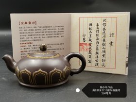 旧藏精品紫砂壶 ，施小马作品 一厂徒工班 顾景舟辅导 〔半月〕 采用原矿黑金刚砂料制成，彩绘描金（本金），手工精制，制作工艺精良，多孔注水，出水流畅，品相完好。