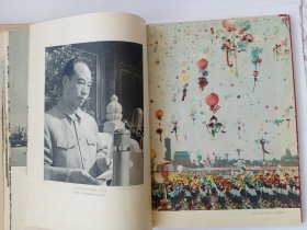 新中国建国十周年纪念画集1949－1959，本书有大量折叠的巨幅画页，存世量少！不缺页，无涂抹！自然旧！品相好！带原始书皮和书盒！不缺页，无涂抹！非常少见！毛，刘，林，周！完好无缺，十分难得！3