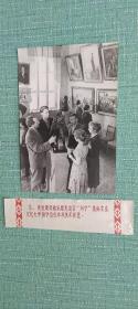 克拉斯诺亚尔斯克边区 列宁集体农庄文化大学的学生在参观美术展览      照片长19厘米宽15厘米  照片背面盖有中苏友好图片供应社章