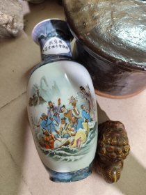889.八十年代广东大埔高陂印花/八仙人物花瓶（定烧）。