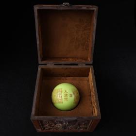 旧藏下乡收罕见特大颗夜光球雕刻描金经球一颗 品相保存完好 配老木头盒子。 盒子20×18厘米。 球重1380克 直径10厘米。