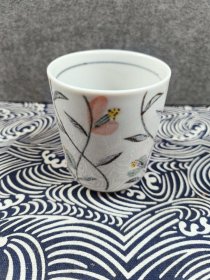 有田烧  磁光作 日本茶杯茶碗茶钵茶盏主人杯茶汤吞  杯口径约6.3cm高7.5Cm
[感谢]唯一只
[感谢]已收藏好，不再另行拍照拍视频
[感谢]中古物品会有岁月痕迹，氧化、脱 金、划痕等；而陶瓷器烧制过程缩釉、杂点、气泡，凹凸点等均属正常现象，完美主义者慎拍。售出后不退换。
[感谢]陶瓷器是易碎品，请买家收货时务必检查完好无损再签收，任何情况下签收均视为货品完好，后期不予处理哈。