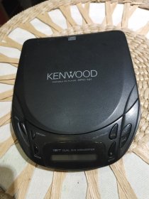 【老CD随身听收藏】老式原装进口建伍CD随身听 KENWOOD DPC-141CD随身听一台 MADE IN THAILAND 机身编号31000200【机器放入电池，能够正常播放CD碟片，功能正常使用】外观品相好，品相标注为外观品相，图片为实拍【仅机器一台无其他配件】