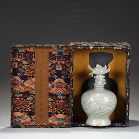 瓷龙瓶：旧藏 耀州窑剔刻龙纹龙头瓶 尺寸：高25公分 肚径14公分