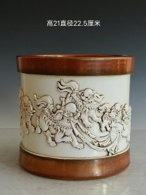 美品·款识“王炳荣制”精工细作满工铜红釉留白白釉堆塑高浮雕刻瓷狮子舞绣球纹厚胎笔筒