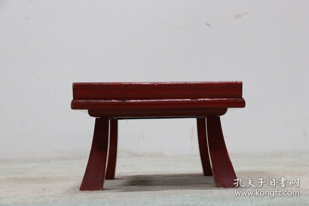 楠木朱红漆文房几，做工精致简洁，面板部分漆皮脱落，年代感十足，牢固无松动，尺寸如图