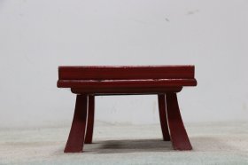 楠木朱红漆文房几，做工精致简洁，面板部分漆皮脱落，年代感十足，牢固无松动，尺寸如图