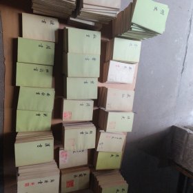 二十四史【全套241册】史记全10册，汉书全12册，后汉书全12册，三国志全5册，晋书全10册，宋书全8册，南齐书全3册，梁书全3册，陈书全2册，魏书全8册，北齐书全2册，周书全3册，隋书全6册，南史全6册，北史全10册，旧唐书全16册，新唐书全20册，旧五代史全6册，新五代史全3册，宋史全40册，金史全8册，辽史全5册，元史全15册，明史全28册。 七八十年代出版竖版繁体字，