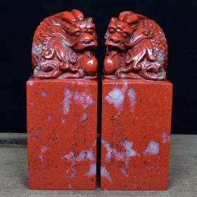 珍藏品 鸡血石大红袍雕刻鳌鱼印章一对，篆刻家落款甲子中冬【之谦】刊石
尺寸：高16x6x6厘米x2个
净重：2206克