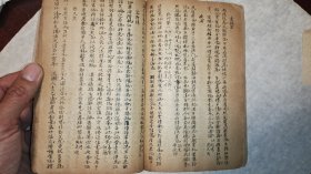 清早期32开竹纸抄本《词学辨体，草堂词选》全一厚册。抄在有红蓝印记的清早期竹纸上。蝇头小楷行书二种字体，精美漂亮。94个筒子页内容。封底60年代中国书店售书印。（补图，参拍无效）