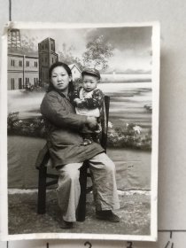 50年代初美女与儿子合影照片