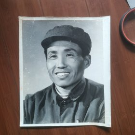 70一80年代大尺幅黑白人像照片，31x26cm。