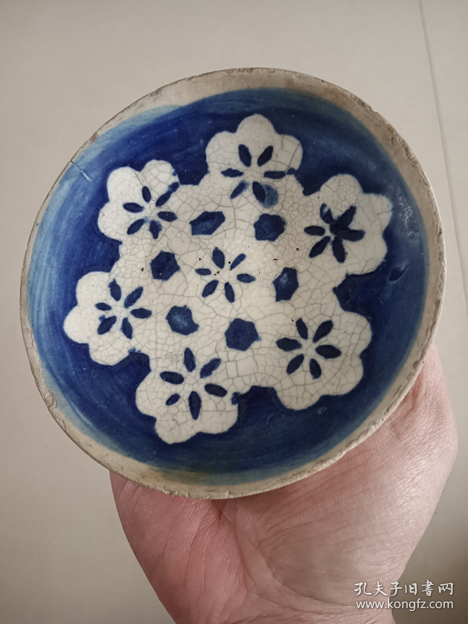 青花留白梅花民国老碟子 直径12.5 开片口沿有爆釉 图八九箭头处是相同位置 背面开片线没有透到正面