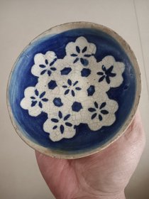 青花留白梅花民国老碟子 直径12.5 开片口沿有爆釉 图八九箭头处是相同位置 背面开片线没有透到正面