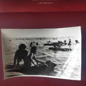 1984年北戴河海滨黑白老照片150×96毫米背面有钢笔字