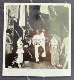 【广州旧影】1940年 广州布匹市场上选购布料的当地百姓和身穿和服的日本妇人 原版老照片一枚（可见沿街的“*衣发行”等字样招牌，照片背面有1940年5月27日“广州中央宪兵分队”检阅章。）