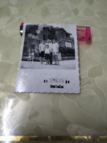 黑白照片《重庆红岩村留影》放在酒标袋