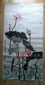 罗贻 (1932.8—) ，江西赣州人。1955年，毕业于中国美术学院，受颜文梁、胡善余、庄子曼等名师的指导。1956年，公派留学捷克布拉格美术学院绘画系，1960年学成回国，在浙江美术学院(今中国美术学院)油画系任教，1962年，调入中央民族学院艺术系，任艺术系美术油画教学小组长，1983年任中央民族学院美术系首任系主任。中央民族大学美术学院资深教授、硕士生导师，我国民族美术高等教育开拓者之一