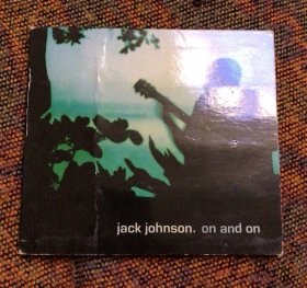 Jack Johnson - On and on，杰克约翰逊：不断的，正版都是外文，识货的来选，碟很新，没有损坏，名是我翻译的，不知道对不对，独步古今，佳作传世，极具收藏价值（实物拍照，按图发货，个人珍藏，有20多年了，正版）