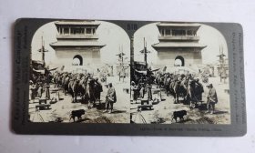 [博物馆收藏级别]清代早期蛋白立体照片一张。1876 年美国费城世博会大清国展区的佛教僧人造像，尺寸为17.8X10.8厘米，1876年，美国费城举办世界博览会，这是美国历史上第一次世界博览会。35个参展国中只有15个国家建有自己展馆。中国是参展国之一，但没有独立中国馆，在主展厅中拥有“大清国”展区。百年原版照片，真实重现了那段逝去历史。至今已149年该照片为美国摄影师拍摄。背面英文注。非常珍贵！