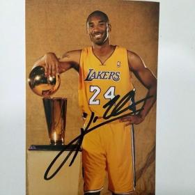 NBA巨星 科比·布莱恩特（Kobe Bryant，1978年8月23日—2020年1月26日）签名彩色照片一张