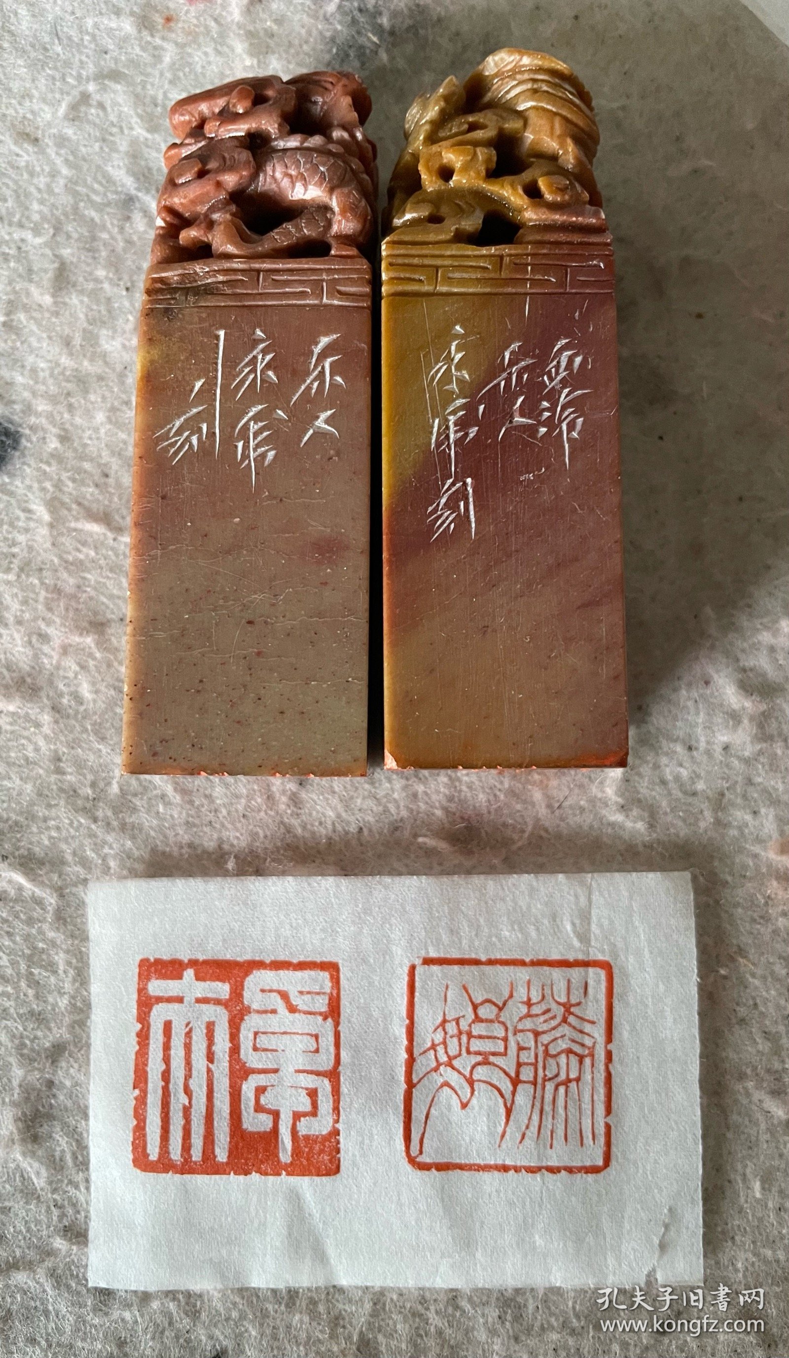 西泠社员王永虎篆刻 尺寸2.5×2.5×7.9×2 王永虎,号乐人，现为工艺美术师，西泠社员。擅书法、篆刻、兼长工笔花鸟画。曾习**印四百余方，颇得古印风韵，其篆刻取浙、皖两派之精髓，自成面貌。多年来，对“肖形印”作了专门研究,作品为杭州图书馆、浙江图书馆、浙江自然博物馆等收藏。其人与作品入录《当代篆刻家大词典》、《世界华人文学艺术界名人录》等辞书。