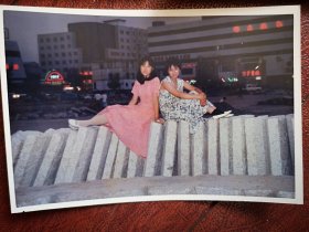 90年代末两美女在新建尚未完全峻工的吉林市火车站前广场合影照片三张(该火车站已拆除重建)