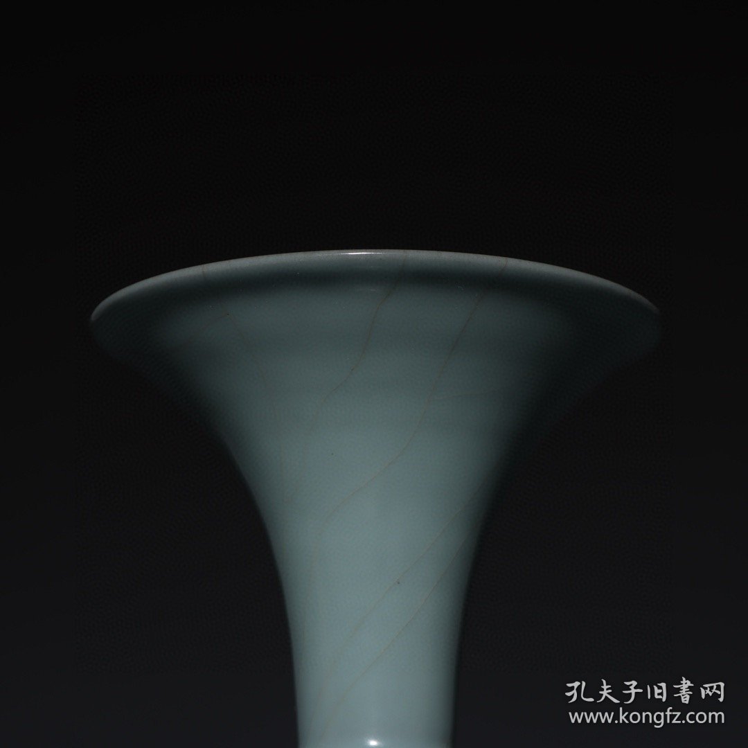 旧藏宋官窑粉青釉花觚高度20.5cm，口径14.6cm，肚径5.5cm.底径8.5cm。