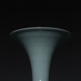 旧藏宋官窑粉青釉花觚高度20.5cm，口径14.6cm，肚径5.5cm.底径8.5cm。