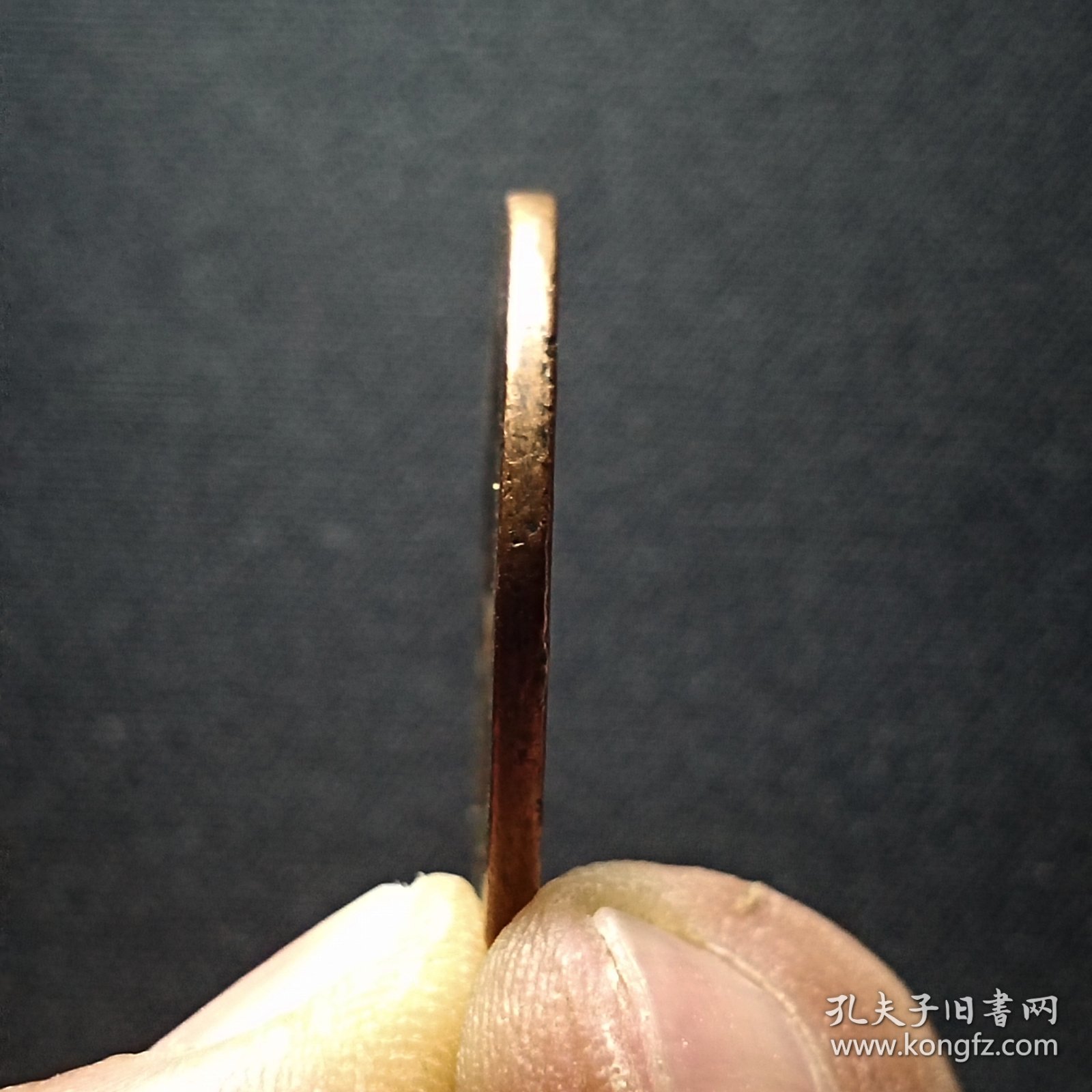 极美乾隆通宝乌什局厚版大样，穿口精修，如母似样，27.3*1.6mm，重6.8克。