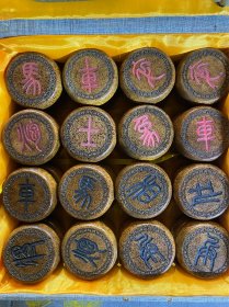 精品回流牛角制象棋一套，32枚棋子全，单枚棋子直径5.9CM，厚2CM，重70克左右，每枚牛角纹路清晰，乾隆年制底款，精品漂亮，详细可见细图，底价出