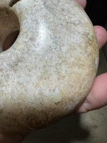 馆藏级红山文化猪龙,整体钙化鸡骨白,透闪石结构,重约1049克。全品完整,傻开门状态,与馆藏同款。适合收藏或摆件,感兴趣的朋友可以联系我。